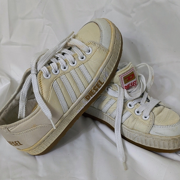 Diesel Pet Low-top Canvas Sneakers - Picture 8 of 11